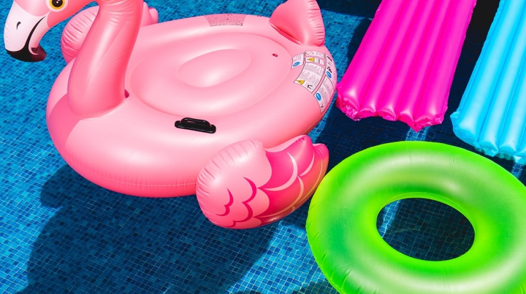 Στρώματα και φουσκωτά στην πισίνα