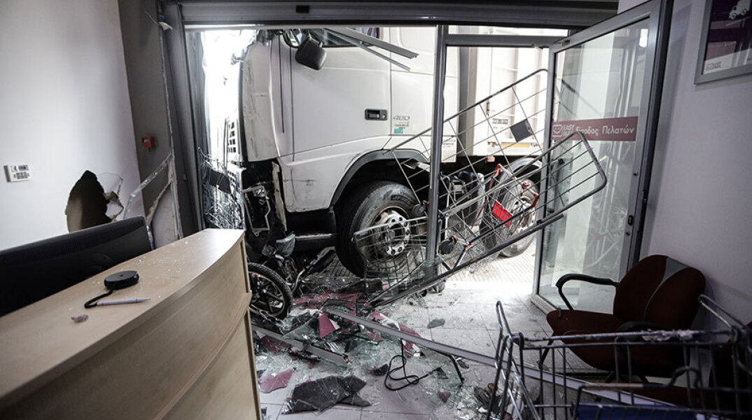 Τροχαίο  στην οδό Πειραιώς © EUROKINISSI / ΓΙΑΝΝΗΣ ΠΑΝΑΓΟΠΟΥΛΟΣ