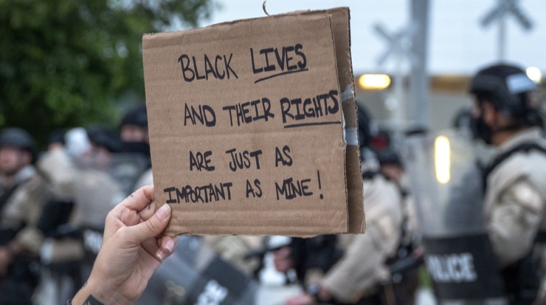 Πανώ κατά των φυλετικών διακρίσεων