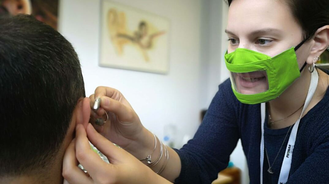 Μάσκες: Διεθνή λύση επικοινωνίας βαρήκοων δίνει η συνεργασία ελληνικών εταιρειών