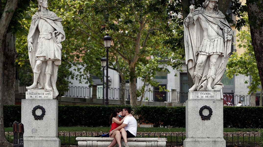 Κορωνοϊός στην Ισπανία: Ζευγάρι κατεβάζει τη μάσκα για ένα φιλί