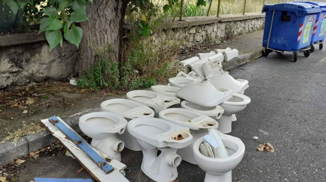Λεκάνες τουαλέτας στη μέση του δρόμου σε πόλη της Χαλκιδικής - Οργισμένη αντίδραση του δημάρχου