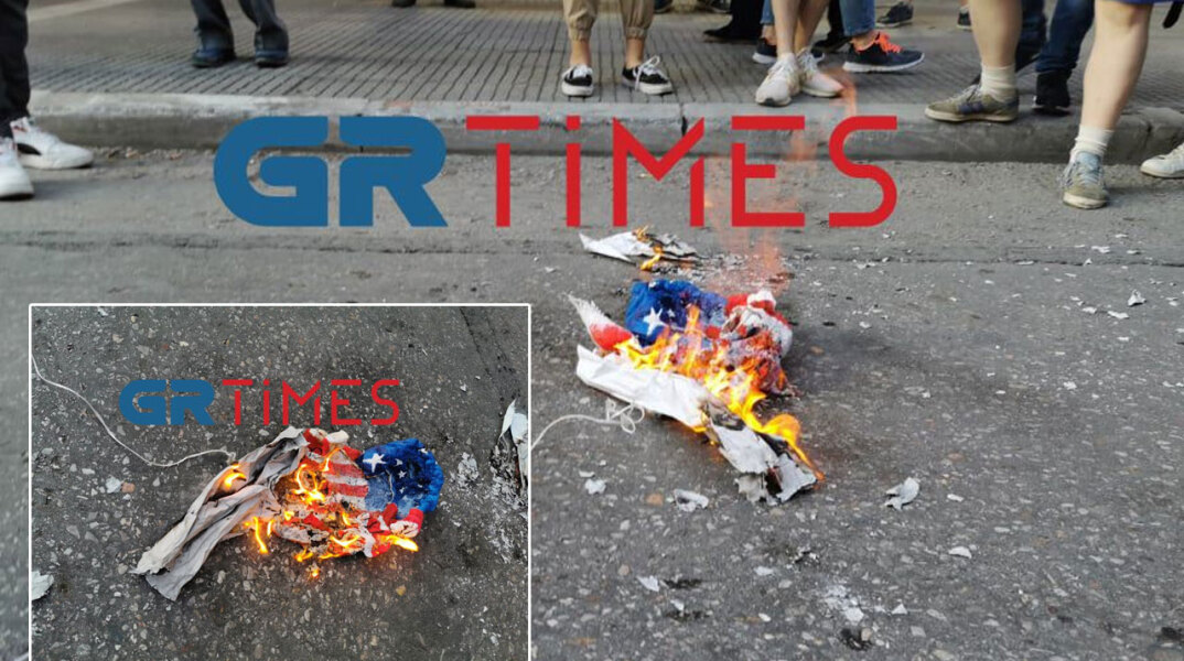 Δολοφονία Τζορτζ Φλόιντ: Έκαψαν αμερικανική σημαία έξω από το προξενείο των ΗΠΑ στη Θεσσαλονίκη