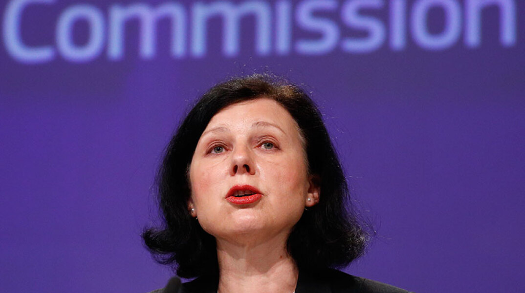 Βέρα Γιούροβα, Κομισιόν 