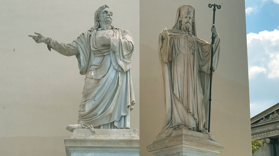 Τα αγάλματα του Ρήγα Φεραίου και του Πατριάρχη Γρηγορίου Ε' μπροστά από την Τριλογία