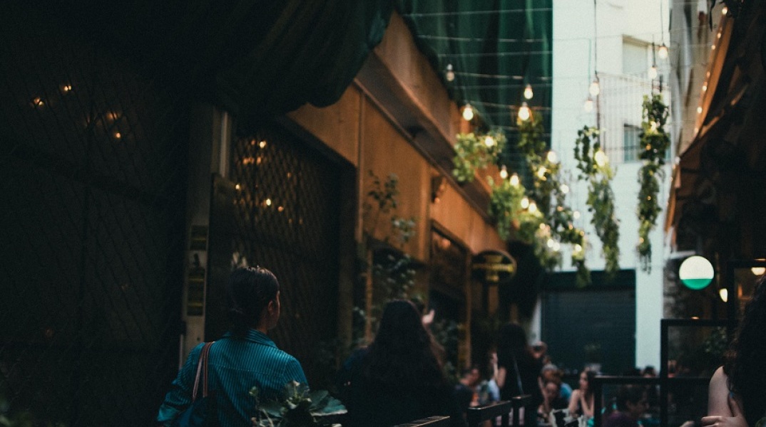 Κόσμος σε μαγαζί στην Αθήνα