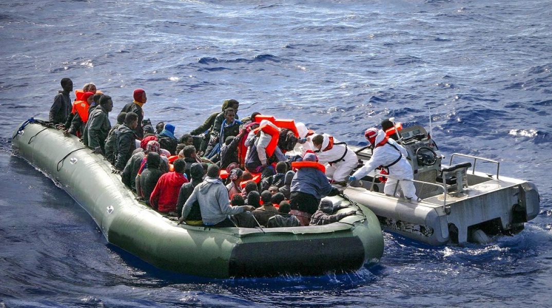 Μετανάστες σε βάρκα στη θάλασσα