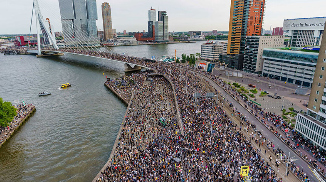 Κορωνοϊός: Συνωστισμός σε διαδήλωση στο Ρότερνταμ για τη δολοφονία του Τζορτζ Φλόιντ - Αστυνομικοί ζήτησαν από τους διαδηλωτές να πάνε σπίτια τους