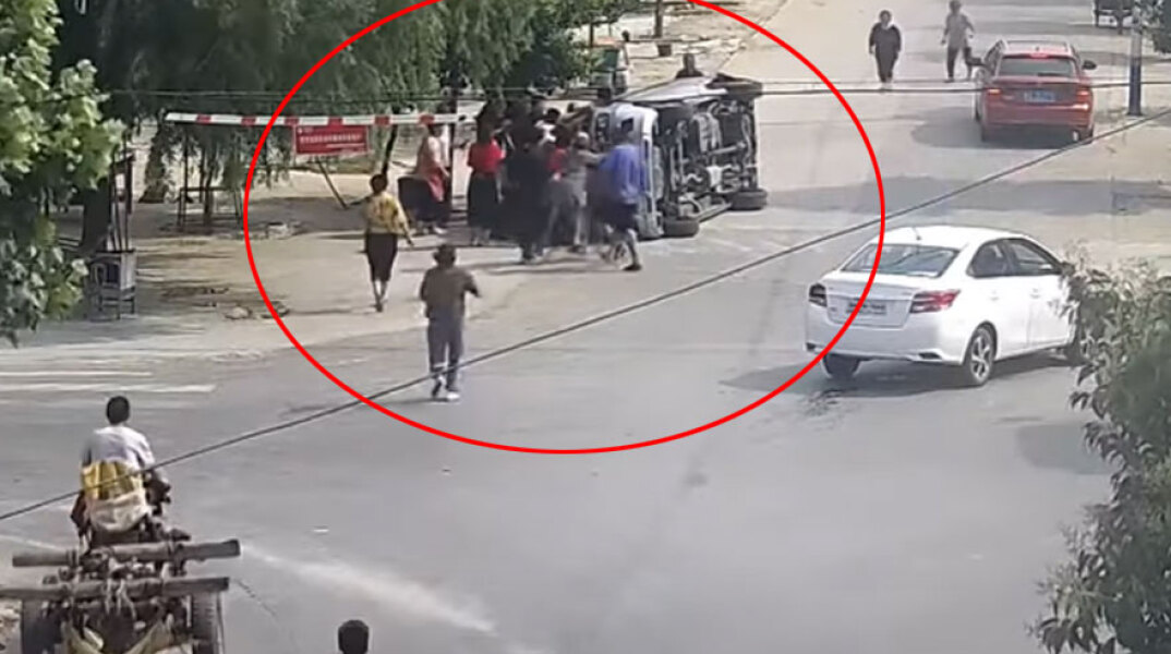 Περαστικοί επαναφέρουν αυτοκίνητο που «τούμπαρε» και σώζουν οδηγό και συνοδηγό