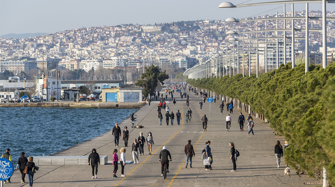 ΚΟΣΜΟΣ ΣΤΗΝ ΠΑΡΑΛΙΑ ΤΗΣ ΘΕΣΣΑΛΟΝΙΚΗΣ