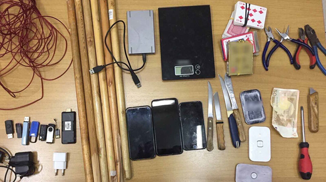 Μαχαίρια, κινητά, ψαλίδια και χάπια στα κελιά της 17Ν και Πυρήνων  