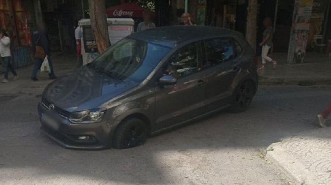 Αυτοκίνητο «κόλλησε» σε τρύπα στο κέντρο της Αθήνας