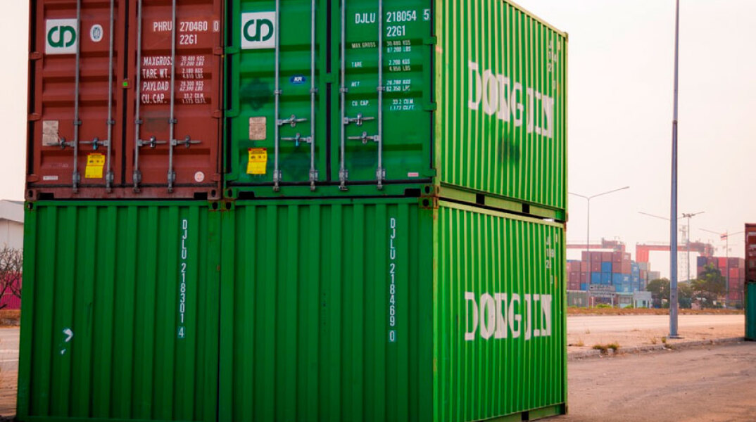 Χιλιάδες ρολόγια και αθλητικά παπούτσια μαΐμού σε κοντέινερ στον Πειραιά