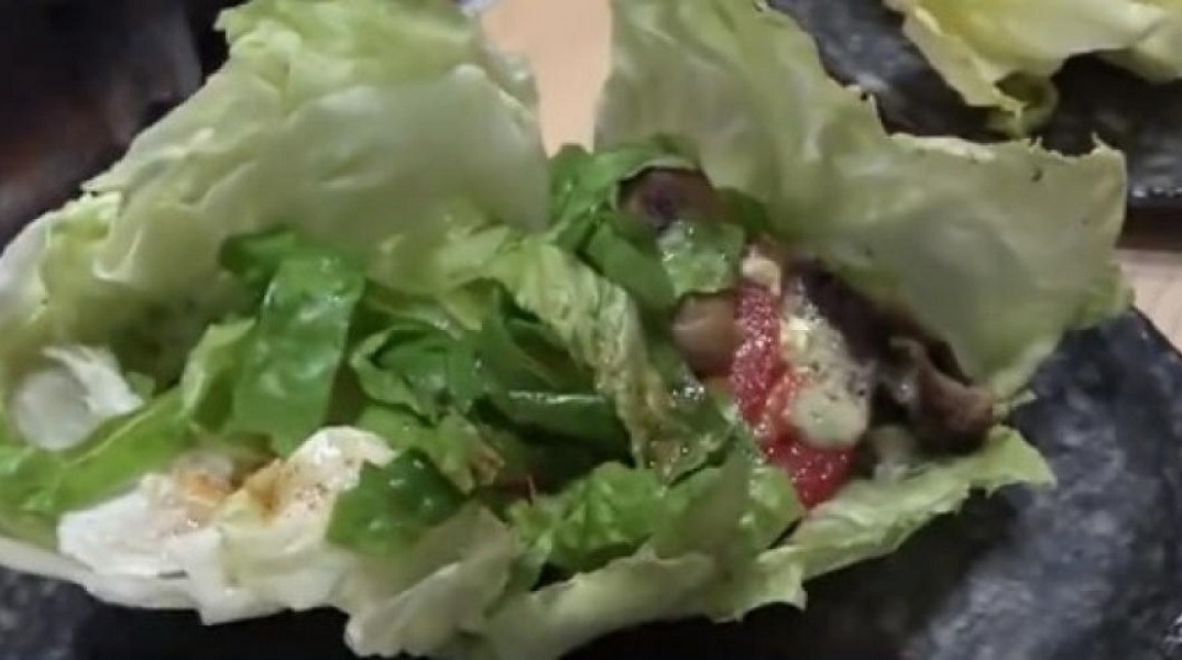 Σουβλάκι με μαρούλι 