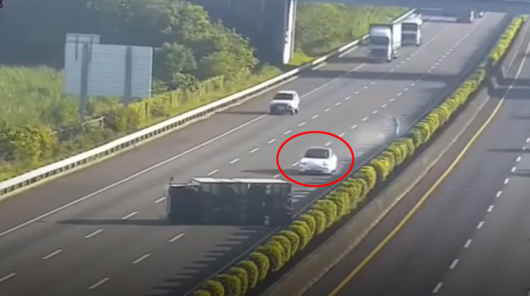 Όχημα Tesla στον αυτόματο πιλότο «καρφώνεται» σε φορτηγό που έχει ανατραπεί σε αυτοκινητόδρομο