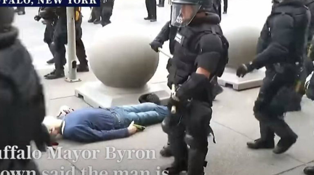 ΗΠΑ:Αστυνομικοί ρίχνουν κάτω ηλικιωμένο διαδηλωτή
