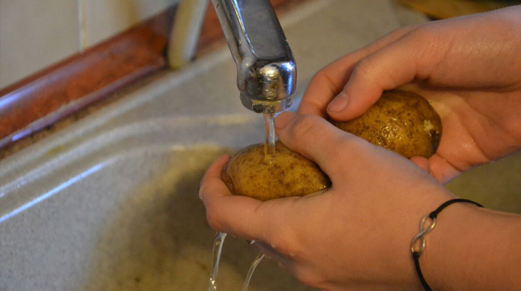 Κορωνοϊός: Με χλωρίνη πλένουν τα τρόφιμα σχεδόν 4 στους 10 Αμερικανοί