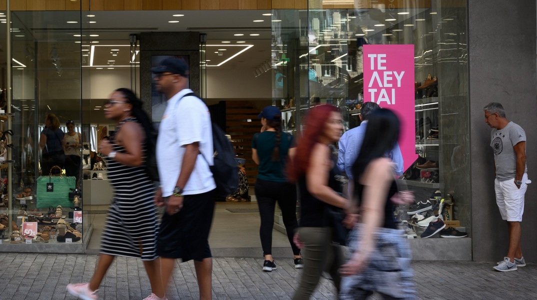 Η Δευτέρα 8 Ιουνίου, αργία του Αγίου Πνεύματος, φέρνει αλλαγές στη λειτουργία της αγοράς και του δημοσίου και ιδιωτικού τομέα