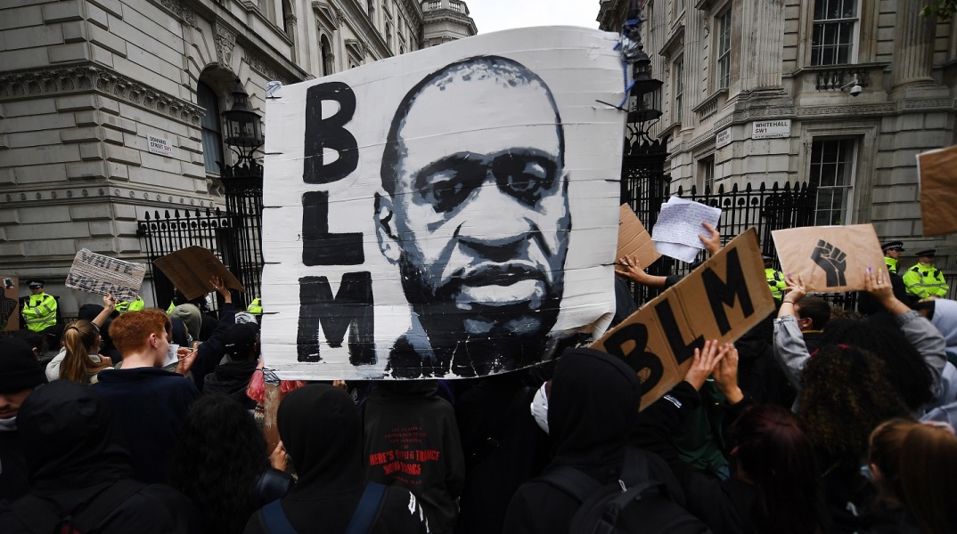 Βρετανία: Ενώ για δεύτερη ημέρα πραγματοποιήθηκε ογκώδης διαδήλωση κατά του ρατσισμού και της αστυνομικής βίας στο Λονδίνο, υπό ζητωκραυγές αποκαθηλώθηκε άγαλμα δουλέμπορου στο Μπρίστολ