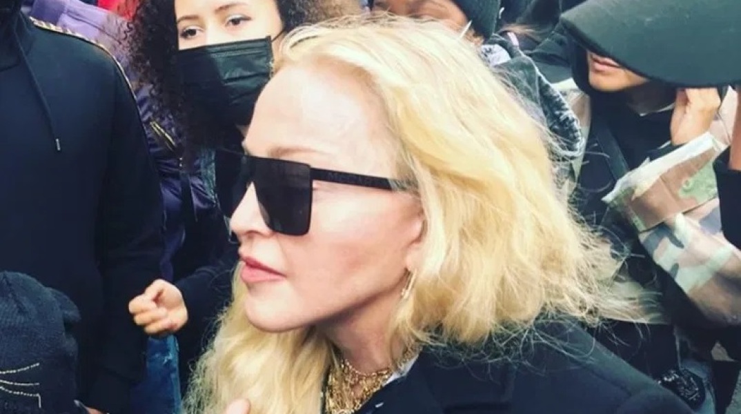 Και η βασίλισσα της ποπ, Μαντόνα, συμμετείχε στη διαδήλωση κατά της αστυνομικής βίας που πραγματοποιήθηκε το Σάββατο στο Λονδίνο με αφορμή τη δολοφονία του Τζορτζ Φλόιντ