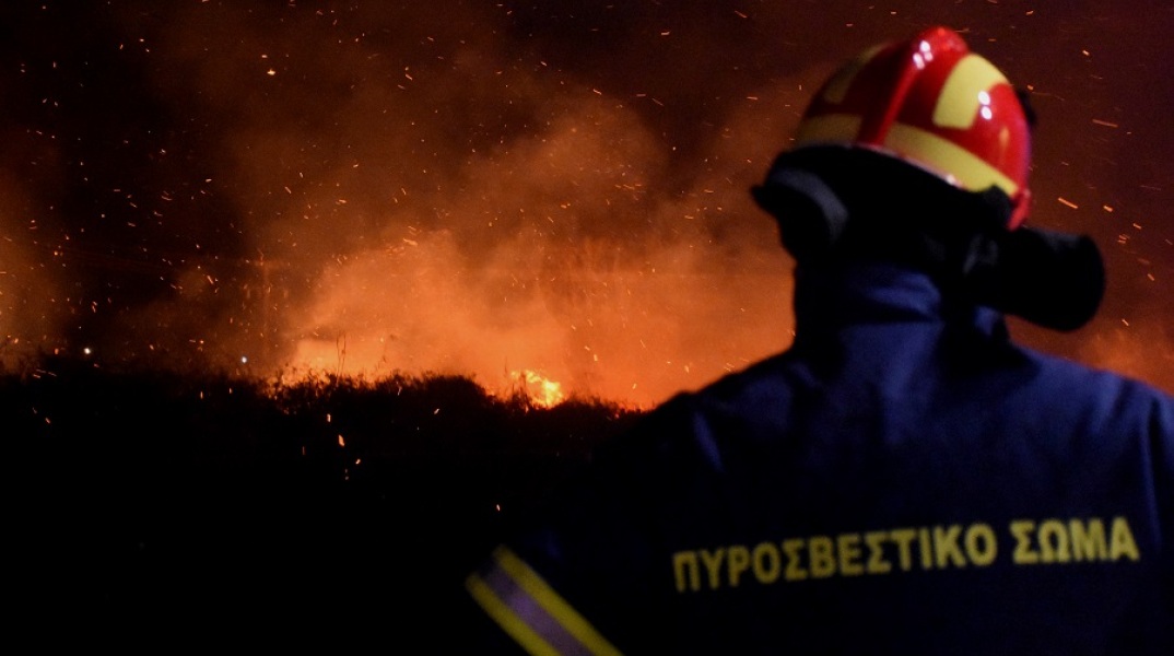 Χίος: Υπό πλήρη έλεγχο η φωτιά που έκαιγε όλη νύχτα στα Ψαρά, στις φλόγες τυλίχθηκαν 2.500 στρέμματα, σημαντικές ζημιές και για τη μελισσοκομία του νησιού