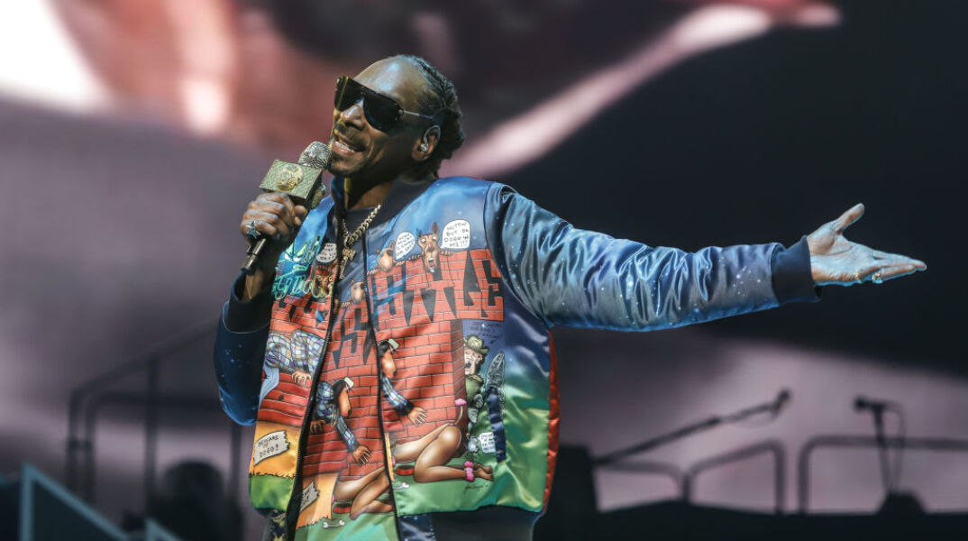 «Δεν έχω ψηφίσει ποτέ στη ζωή μου, αλλά αυτή τη φορά θα πάω να ψηφίσω γιατί δεν αντέχω να δω αυτόν τον αλήτη στο αξίωμα», είπε ο Snoop Dogg αναφερόμενος στον Ντόναλντ Τραμπ