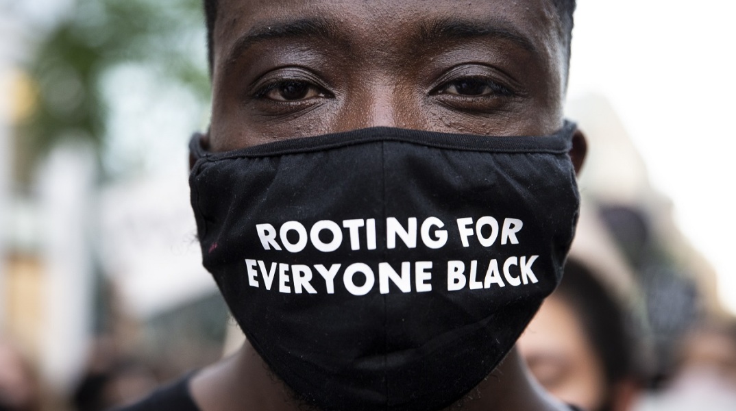 Το μεγαλύτερο κύμα διαδηλώσεων βίωσαν εχθές οι ΗΠΑ, καθώς συνεχίστηκαν για 12η ημέρα  οι διαμαρτυρίες που πυροδοτήθηκαν από τον τραγικό θάνατο του Τζορτζ Φλόιντ στα χέρια αστυνομικών