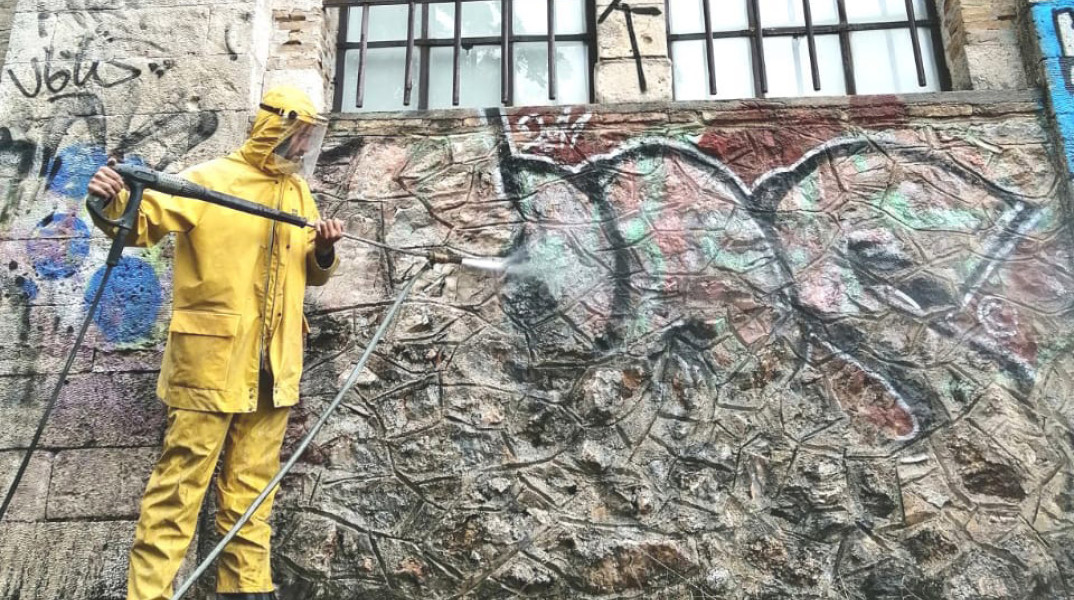 Αντιγκράφιτι από τον Δήμο Αθηναίων στο ιστορικό κτίριο «Πιλ-Πουλ»