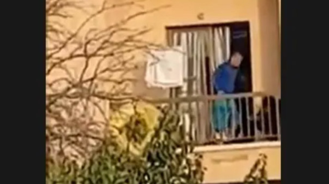 Ξυλοκόπησε στο μπαλκόνι τη σύντροφο και τον σκύλο τους