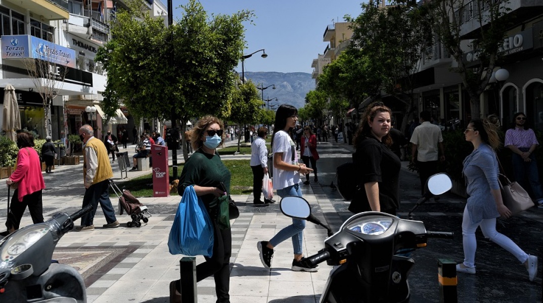 Άνθρωποι διασχίζουν τον δρόμο στην Κόρινθο