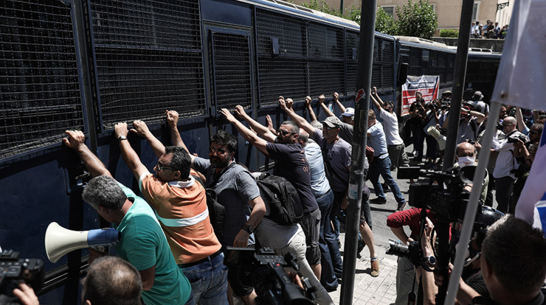 ΑΘΗΝΑ - ΣΥΛΛΑΛΗΤΗΡΙΟ ΕΚΠΑΙΔΕΥΤΙΚΩΝ ΕΝΑΝΤΙΑ ΣΤΟ Ν/Σ ΤΟΥ ΥΠ. ΠΑΙΔΕΙΑΣ