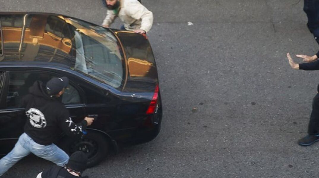 Άνδρας έριξε το αυτοκίνητο του πάνω στους διαδηλωτές
