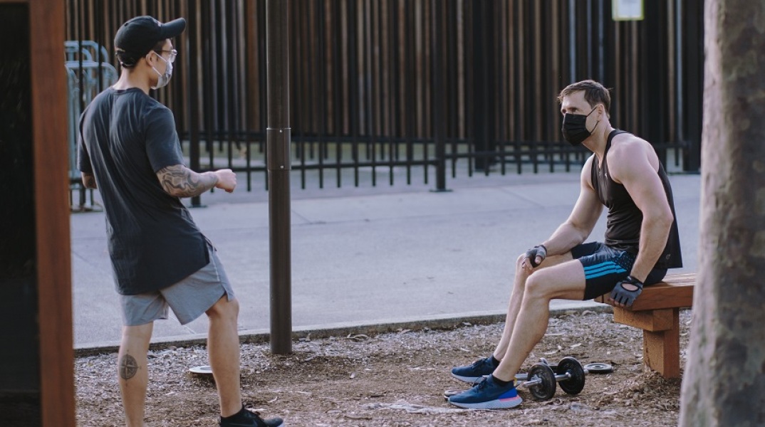 Δύο νέοι φορούν μάσκα