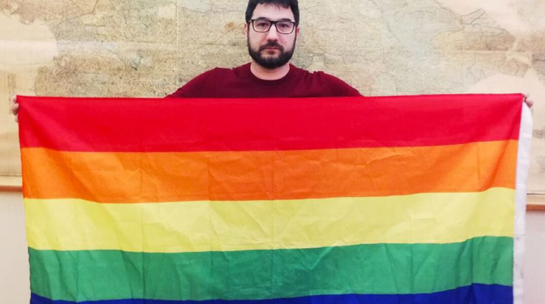 Ο Νάσος Ηλιόπουλος με τη σημαία της ΛΟΑΤΚΙ+ Κοινότητας