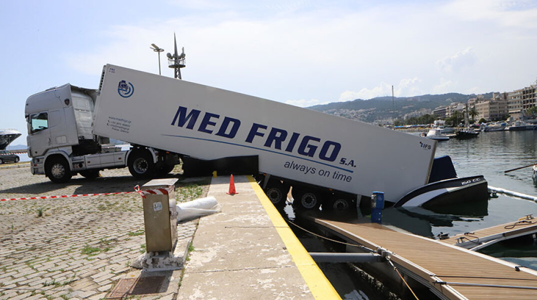 Απίστευτο: Νταλίκα έπεσε στο λιμάνι της Καβάλας