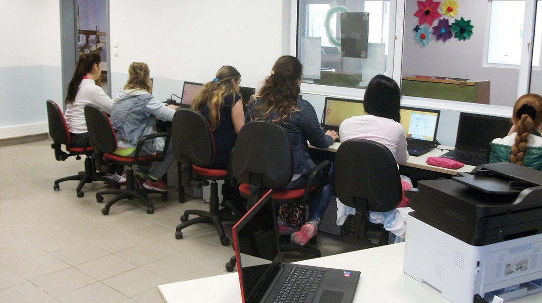 O Κλήμης Πυρουνάκης δημιούργησε το Σχολείο Δεύτερης Ευκαιρίας στις φυλακές γυναικών στον Ελαιώνα Θηβών