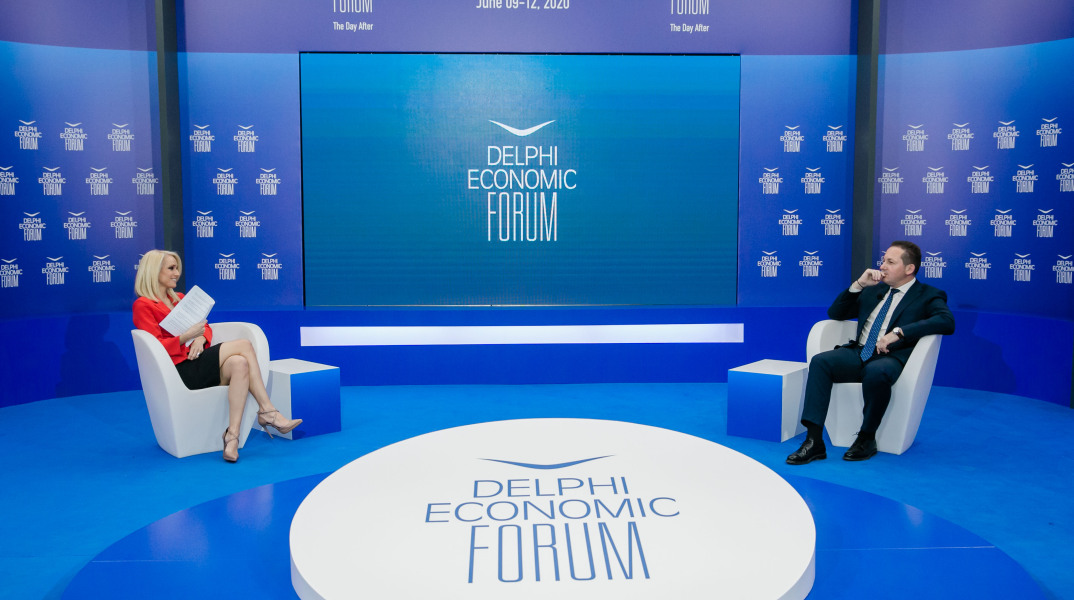 H δημοσιογράφος Κατερίνα Παναγοπούλου και ο κυβερνητικός εκπρόσωπος Στέλιος Πέτσας στο 5ο Οικονομικό Φόρουμ των Δελφών