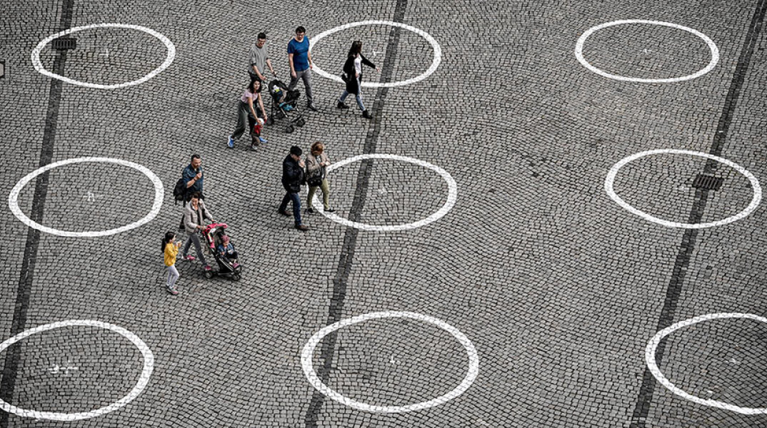 Πανδημία κορωνοϊού: Κύκλοι στο έδαφος για την τήρηση της κοινωνικής απόστασης στο Ντίσελντορφ της Γερμανίας