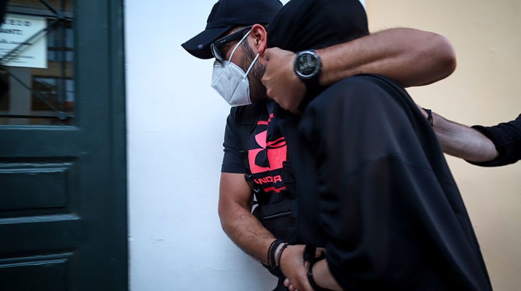 Προσωρινά κρατούμενη η 35χρονη για την επίθεση με βιτριόλι 