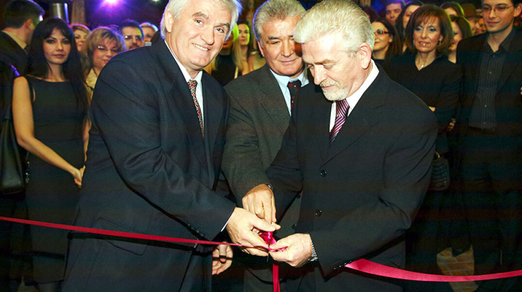 Οι συνιδρυτές των Hondos Center σε εκγαίνια καταστήματος: Από αριστερά προς δεξιά Αργύρης, Γιάννης και Κώστας Χόντος