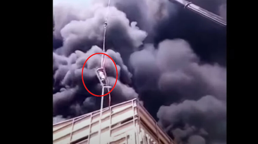Σαν ταινία: Εγκλωβισμένος εργάτης αρπάζεται από ιμάντα γερανού και απομακρύνεται με εντυπωσιακό τρόπο από φλεγόμενο κτίριο
