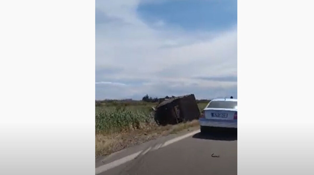Φορτηγό βγήκε εκτός δρόμου και ανετράπη στην Εγνατία Οδό