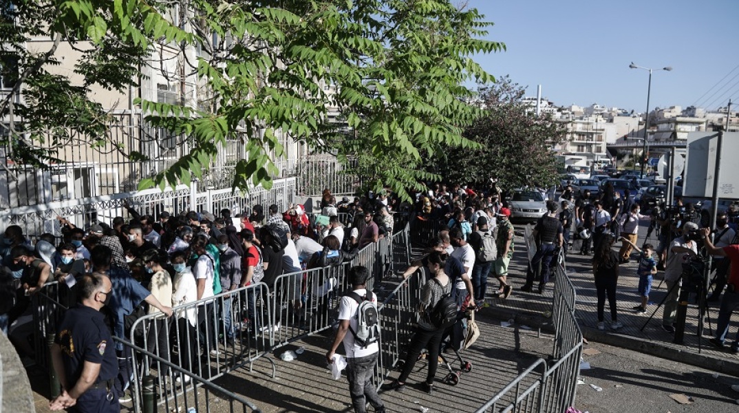 Ουρές και συνωστισμός στην Υπηρεσία Ασύλου 