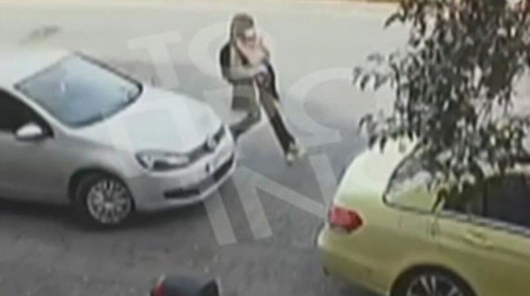 Η 35χρονη με την περούκα και την καπαρντίνα λίγο πριν από την επίθεση με το βιτριόλι 