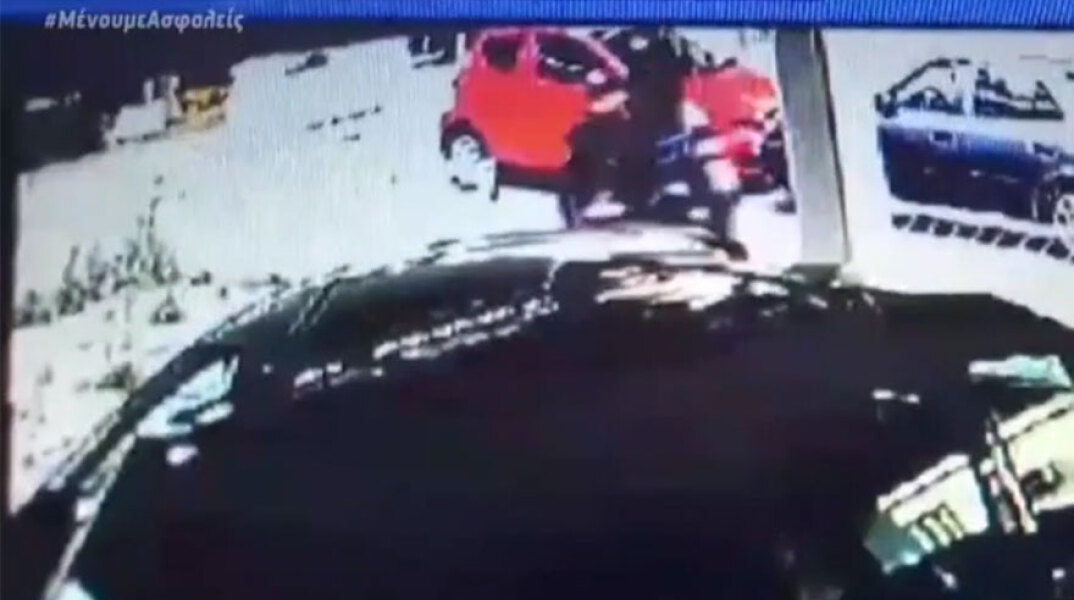 Η στιγμή της σύλληψης της 35χρονης κατηγορούμενης για την επίθεση με το βιτριόλι