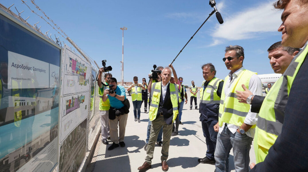 Ο Κυριάκος Μητσοτάκης είδε από κοντά τις εργασίες εκσυγχρονισμού στο αεροδρόμιο της Σαντορίνης