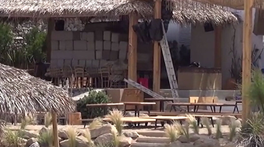Κορωνοϊός: Μπήκε το «λουκέτο» σε beach bar της Μυκόνου μετά τις εικόνες συνωστισμού