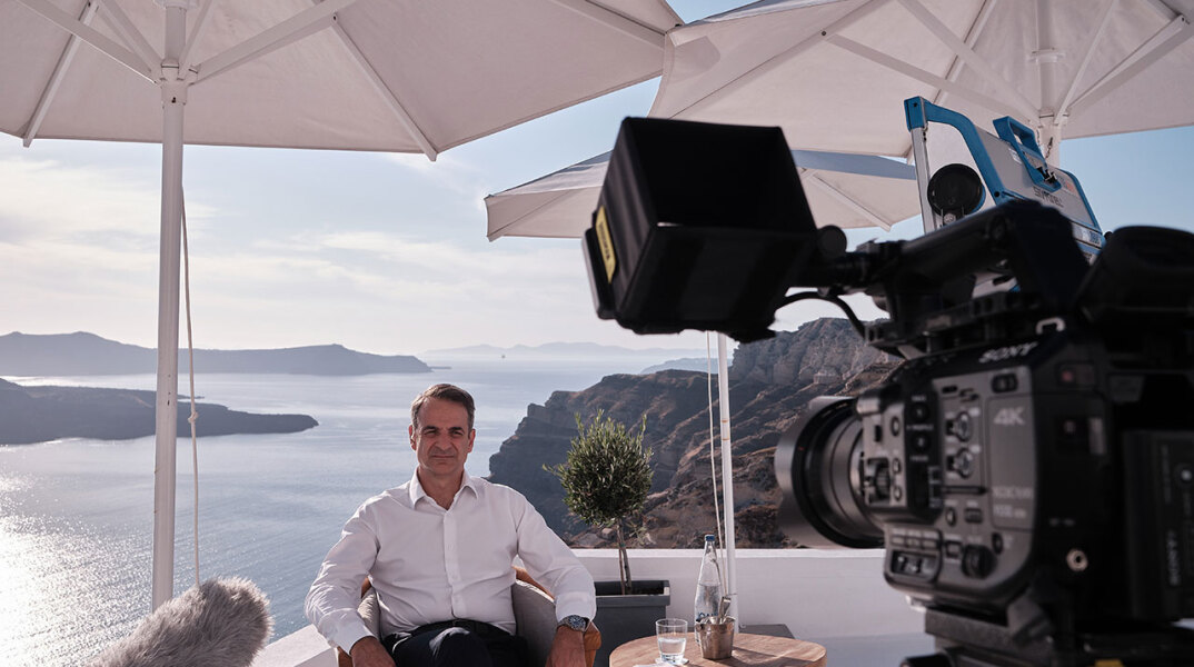 Κυριάκος Μητσοτάκης σε CNN: Είμαστε έτοιμοι να υποδεχτούμε με ασφάλεια τους τουρίστες - Το μήνυμά του από τη Σαντορίνη στους πολίτες