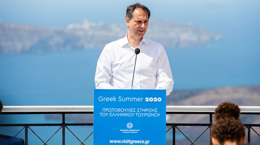 Ο Χάρης Θεοχάρης παρουσίασε από τη Σαντορίνη το άνοιγμα του Τουρισμού - Το πρόγραμμα «Τουρισμός για Όλους» που στέλνει διακοπές 250.000 Έλληνες πολίτες