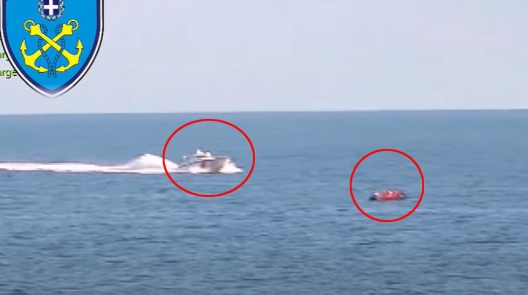 Στελέχη της Τουρκικής Ακτοφυλακής συνοδεύουν βάρκα με μετανάστες ανοικτά της Λέσβου